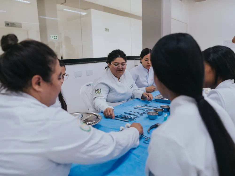Aula prática de Enfermagem em laboratório