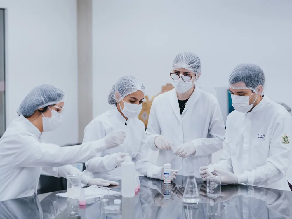 Aula prática no laboratório de Farmácia