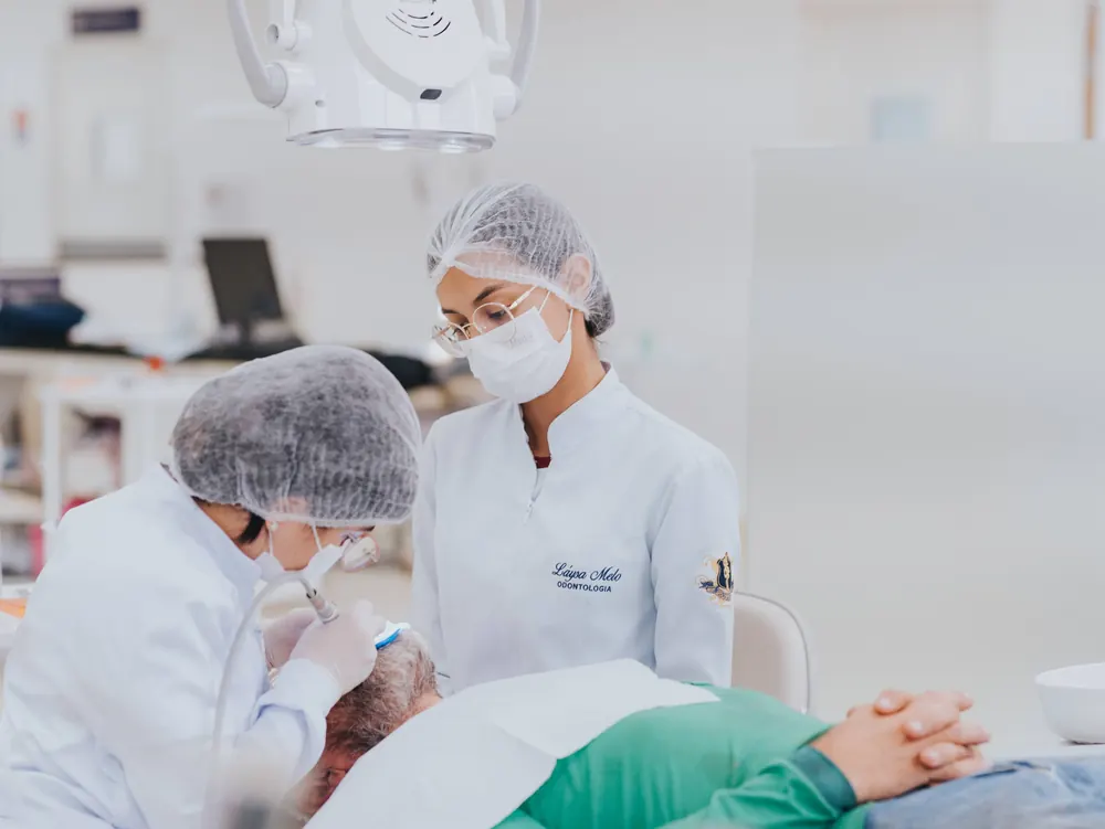 Estudantes de Odontologia em atendimento na clínica-escola