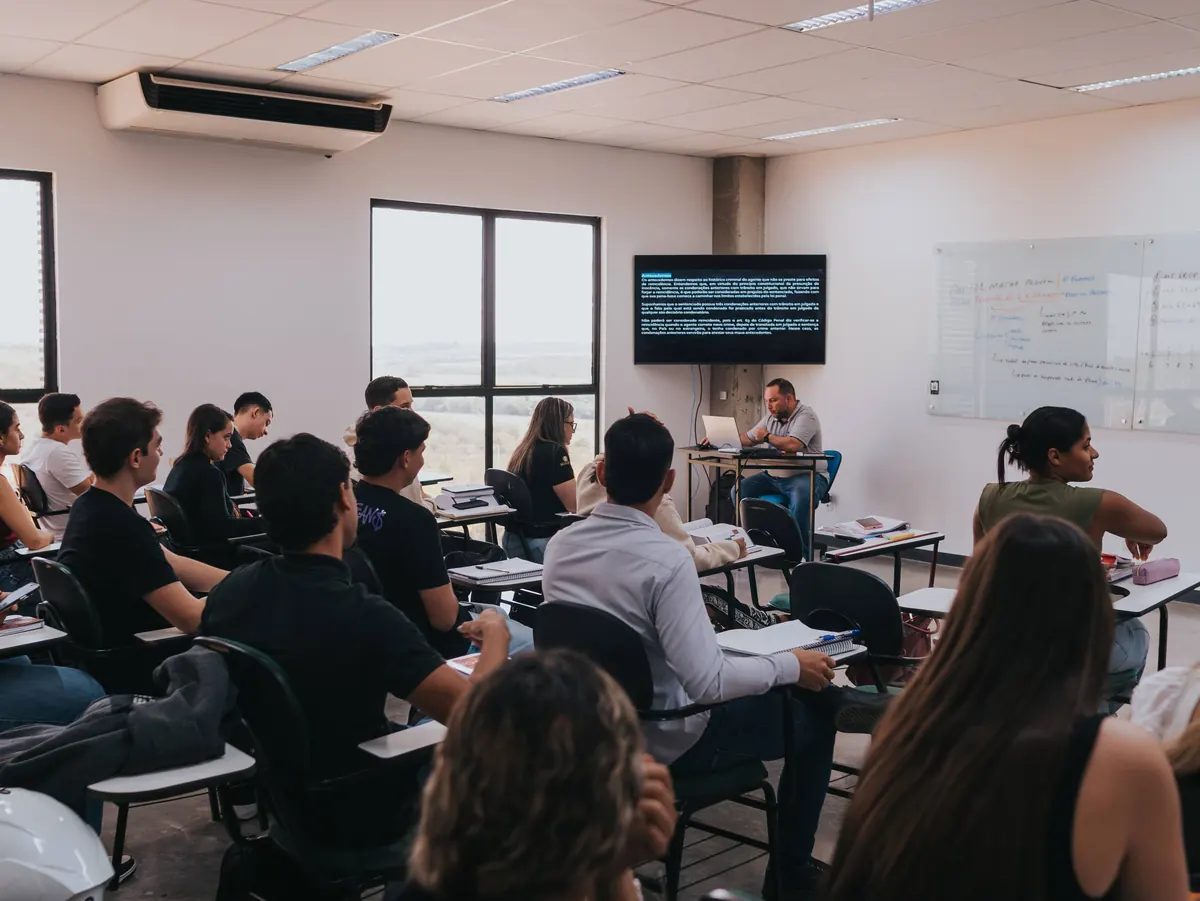 Sala de aula da Integra com estudantes